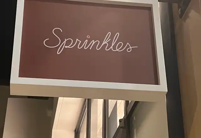 Sprinkles cursive blade sign