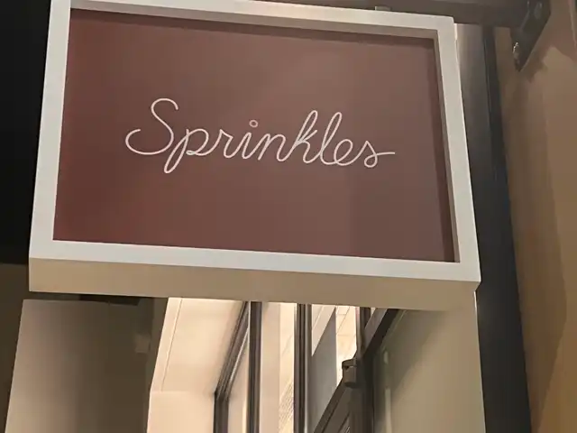 Sprinkles cursive blade sign